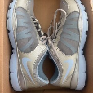 Nike Women’s Flex TR2 Size 8.5 Baby Blue/Gray